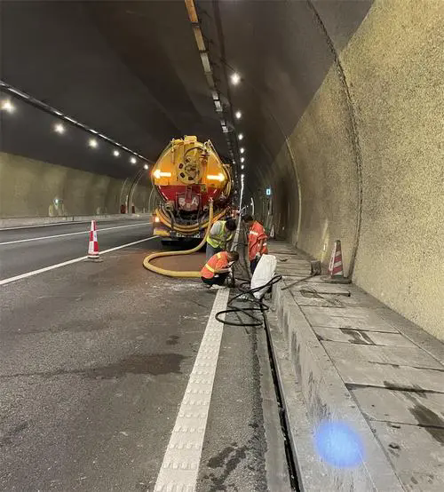 成县隧道排水渠清淤